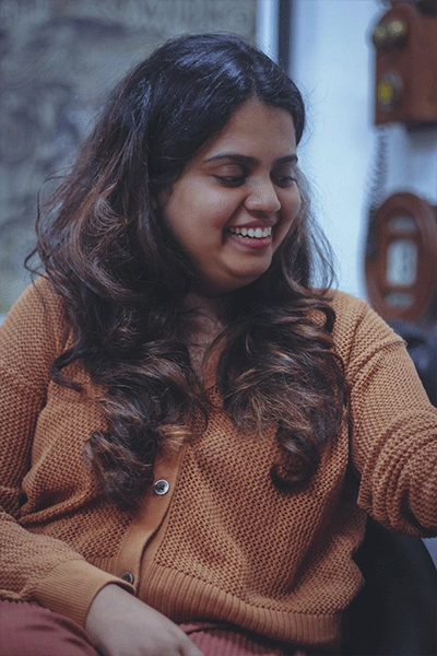 A Girl SMiling while making Tattoo at kraayonz