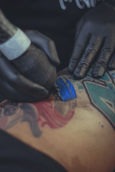 Tattoo Artist in kraayonz studio